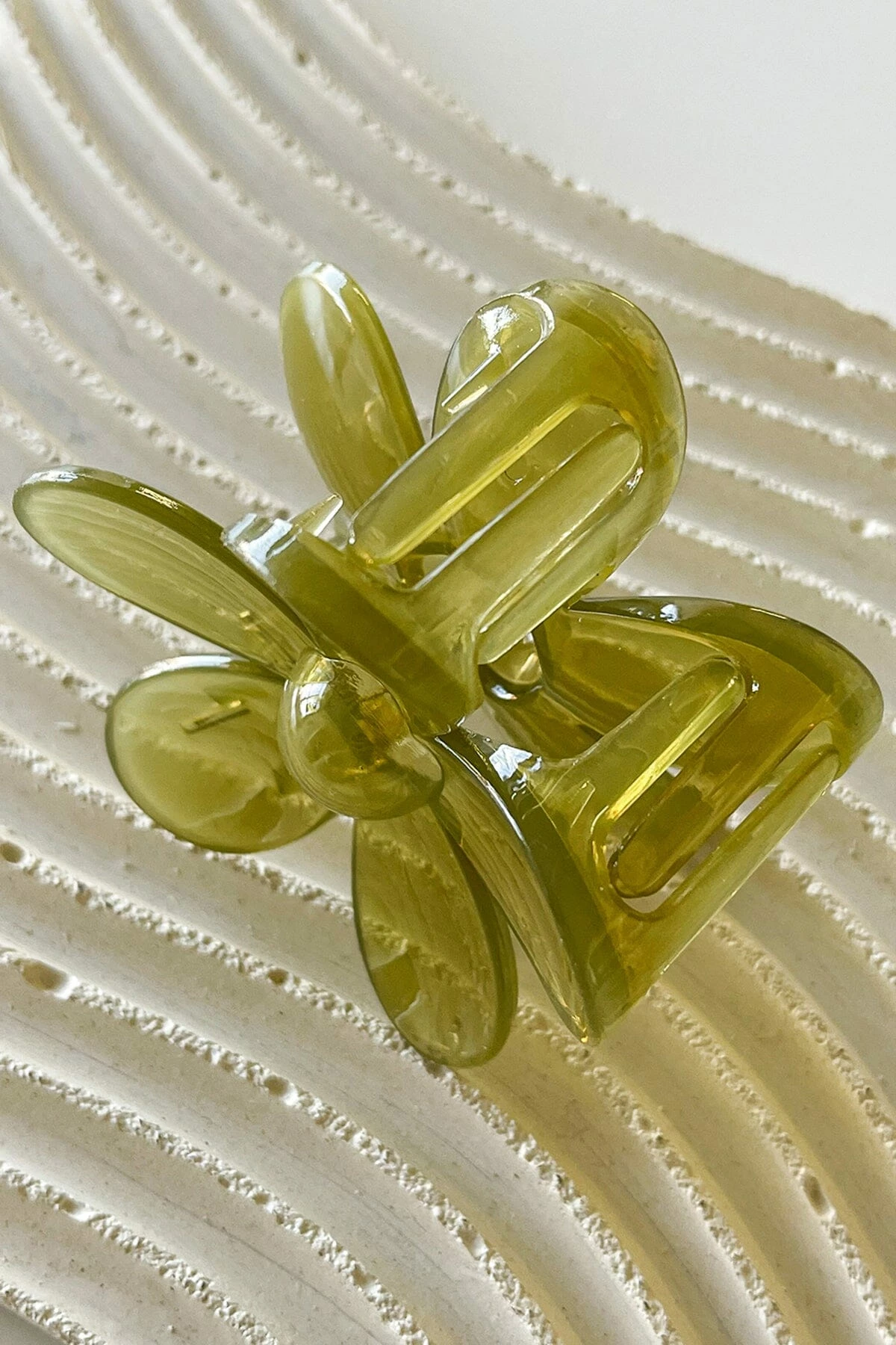 Hot Sale ๐ Dippin' Daisy's Oopsy Daisy Hair Claw Clip - Clear Yellow Clear Yellow โ 3 Hot Sale ๐ Dippin' Daisy's Oopsy Daisy Hair Claw Clip - Clear Yellow Clear Yellow โ - Image 3