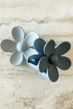 New ❤️ Dippin' Daisy's Oopsy Daisy Hair Claw Clip - Grey Grey 🤩 7 New ❤️ Dippin' Daisy's Oopsy Daisy Hair Claw Clip - Grey Grey 🤩 -triangle Shop DQ H0002 GREY 4 2048x2048