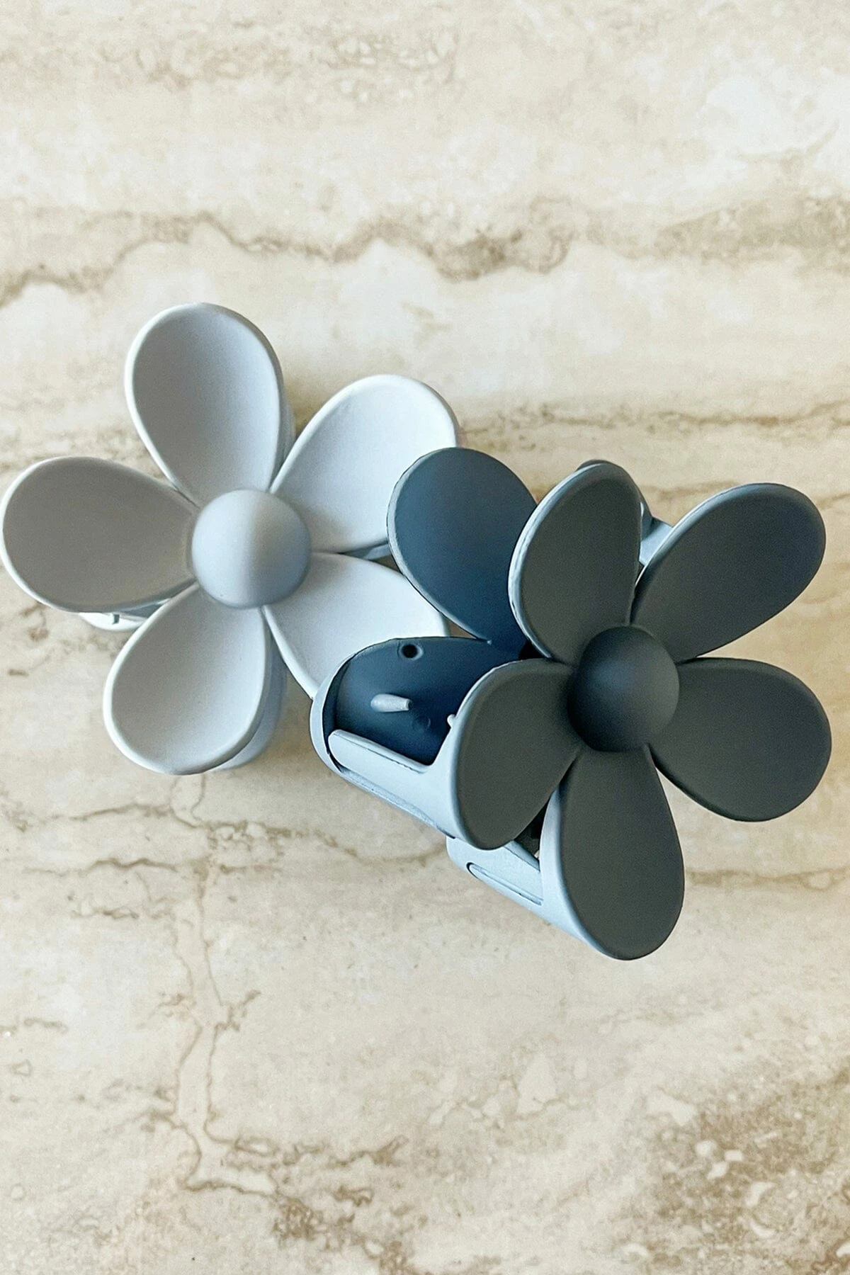 New ❤️ Dippin' Daisy's Oopsy Daisy Hair Claw Clip - Grey Grey 🤩 4 New ❤️ Dippin' Daisy's Oopsy Daisy Hair Claw Clip - Grey Grey 🤩 - Image 4