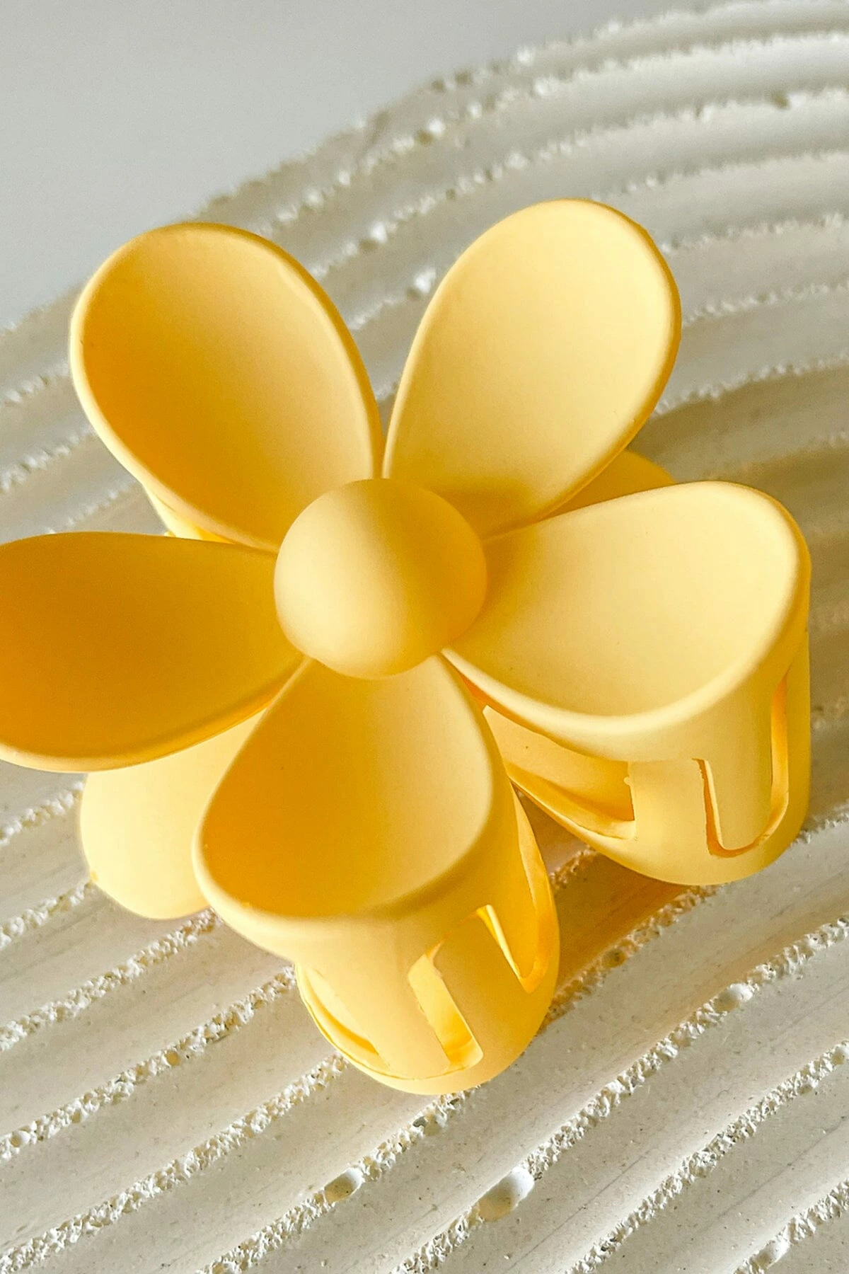 Cheapest ๐ Dippin' Daisy's Oopsy Daisy Hair Claw Clip - Yellow Yellow ๐ 4 Cheapest ๐ Dippin' Daisy's Oopsy Daisy Hair Claw Clip - Yellow Yellow ๐ - Image 4